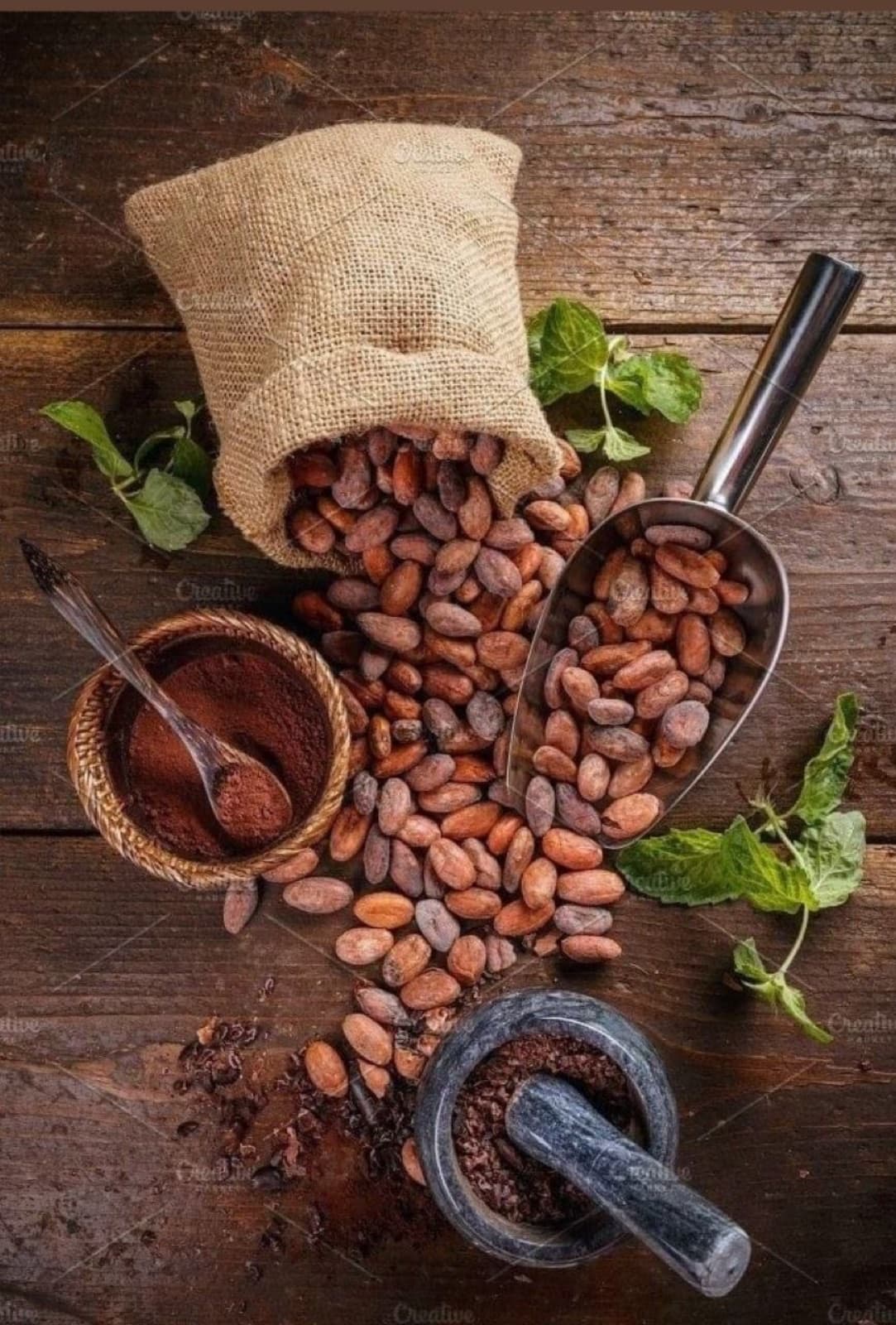 Какао-бобы, мешок, ступка и совок на тёмном дереве